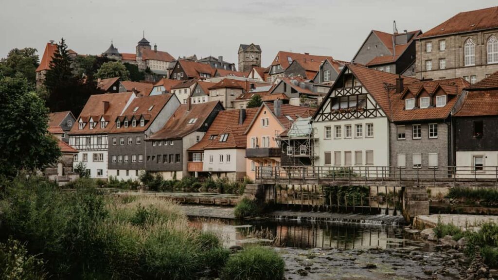 Practical guide for Australian advertisers to locate Colombia-based VKontakte creators, run sponsored challenges, and manage legal, payment and campaign risks with localised tactics.