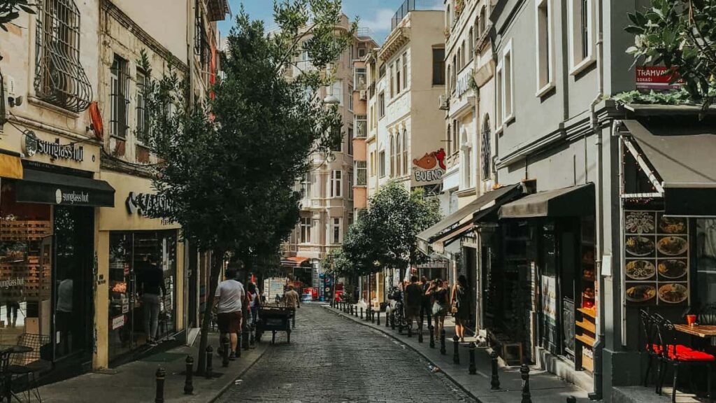 Practical playbook for Australian creators to contact and partner with Ukrainian brands via Chingari, plus outreach templates, content angles and measurement tips.