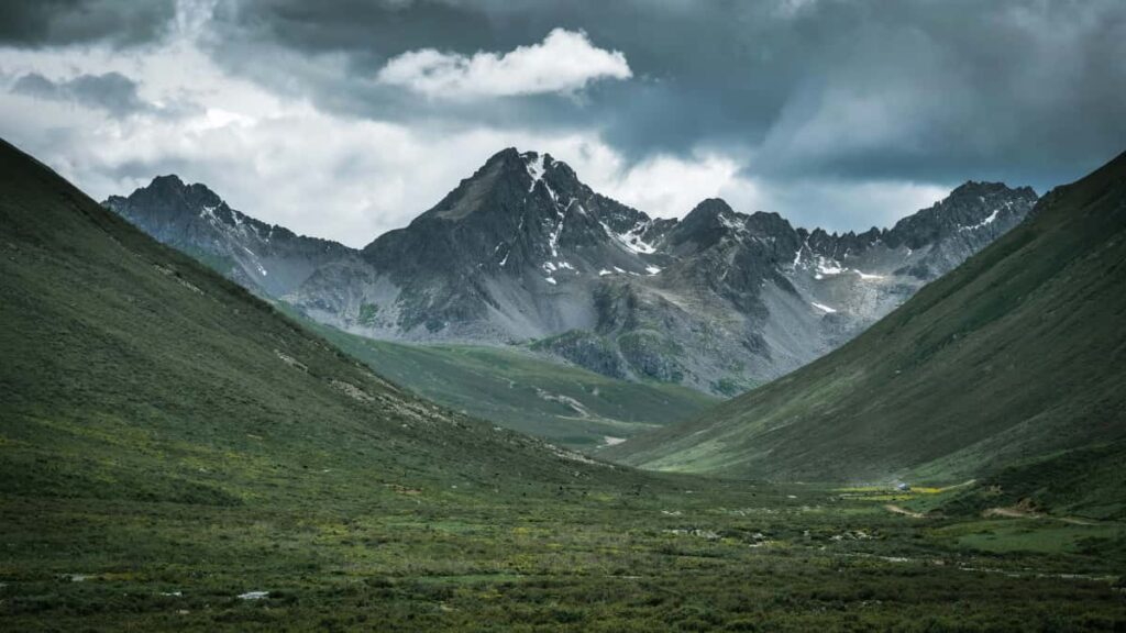 Practical playbook for Australian creators to find and pitch Uzbekistan sellers on Shopee for game-key giveaways, with outreach scripts, logistics, and cultural tips.