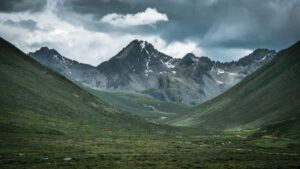 Practical playbook for Australian creators to find and pitch Uzbekistan sellers on Shopee for game-key giveaways, with outreach scripts, logistics, and cultural tips.