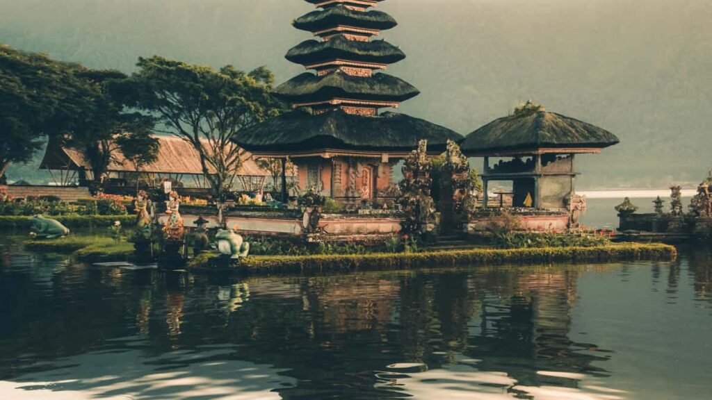 Practical guide for Australian creators: how to find, pitch and partner with brands on Clubhouse to produce song reaction videos that land paid briefs.